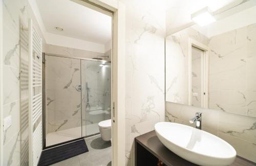 Greco Apartment | Moderno Bilocale 64mq con Parcheggio e Palestra