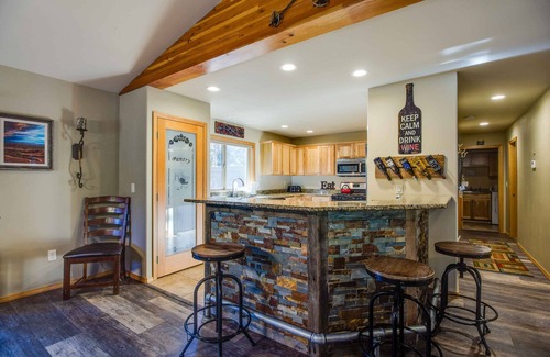 Deer Park House | MODO06 - Huge Home, 3 King Ensuites, A/C, Gas Fireplace, Ping Pong, Bikes