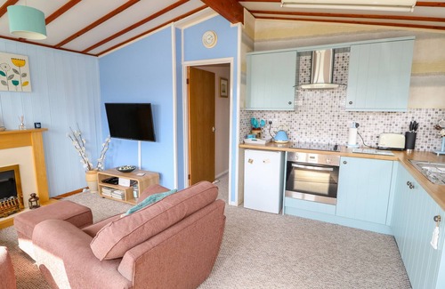 Anderby Creek Cottage | MOGGS RETREAT, pet friendly, with a garden in Chapel St Leonards