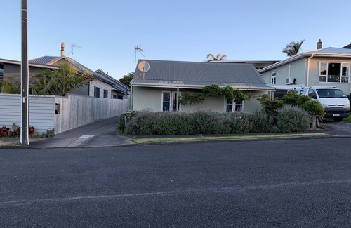 New Plymouth Cottage | Molesworth Cottage - nCentral location & close to beach