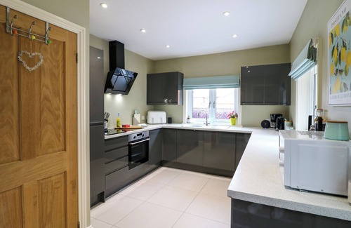 Melton Mowbray Cottage | MOLLY'S WAY, pet friendly, with a garden in Melton Mowbray