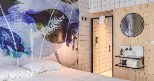 Enschede Hotel | Moloko, modern designed sleep & shower hotel in city center, Digital key by SMS