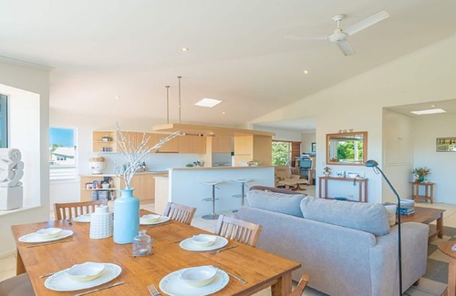 Noosaville Apartment | Moments to the River Noosaville - free use of kayaks & bikes & unlimited wifi