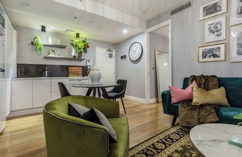 Melbourne Central Business District Condo | Mon Tresor - Parisienne Apartment on Collins St