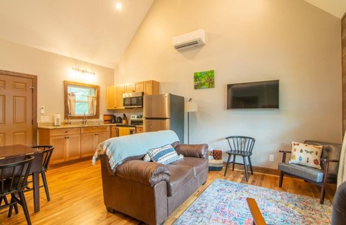 Elkin Cabin | Monarch Cabin | WiFi & River Access