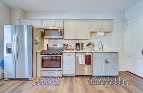 Stroudsburg House | Monroe24 · BrickStone Lodge-Modern King Suite near Main St-C