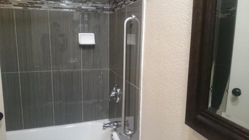 North Fremont Street Hotel | Monterey Fairgrounds Inn