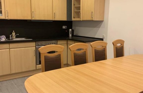 Breuna House | Monteurzimmer Oberlistingen Zweibettzimmer mit 2 Bädern