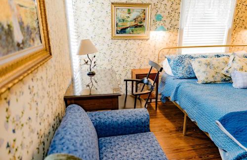 Versailles Bed & Breakfast | Montgomery Inn BnB