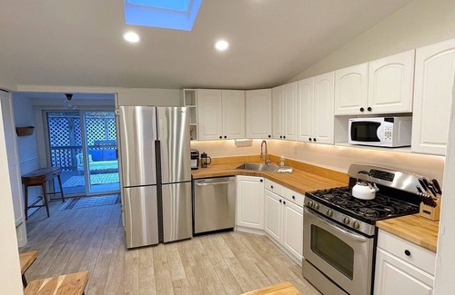 Nahant Cottage | Month of August Available! Walk to Nahant beaches - dog friendly