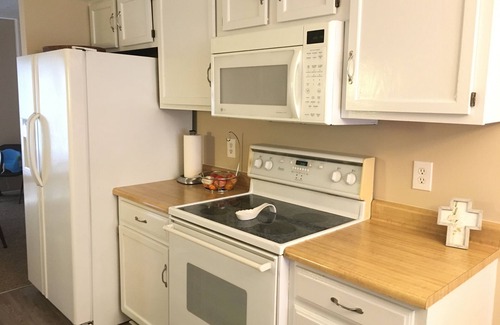 Oakbrook Condo | Month to Month Condo near CVG & Amazon with Garage