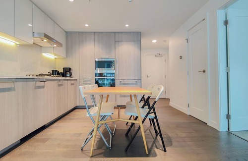 Richmond City Centre Condo | (Monthly 40% OFF) Modern High-Rise 2 Bedroom Condo with Stunning City Views