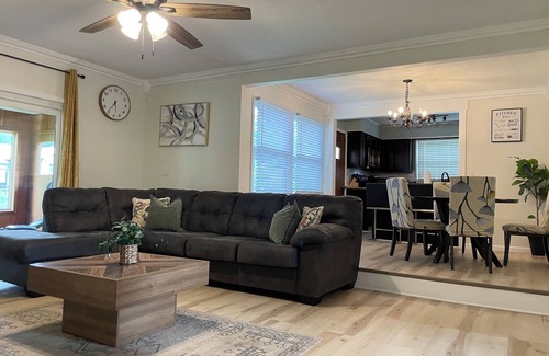 Springfield House | Monthly Comfort, Sleeps up to 12 with Wi-fi, Gym, Crib and Parking.