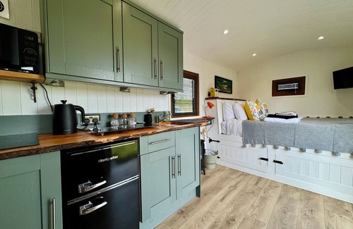 Blaisdon Cottage | MOOFFITCH RIVERVIEW HUT, pet friendly, with hot tub in Gloucester