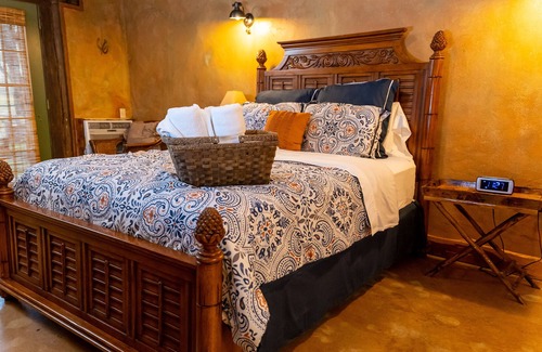 Satin House | Moon River Ranch - Farm House Lodge Rooms