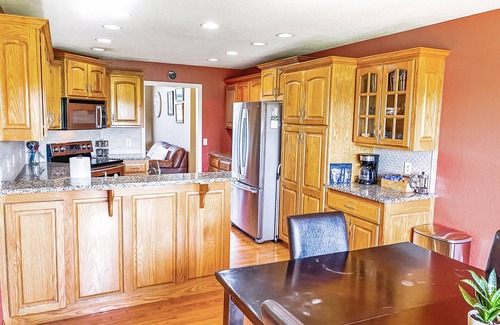 Ozark House | Moon Valley Retreat-Family Gatherings-Fooseball-CornHole-Whirlpool Tub-Fireplace