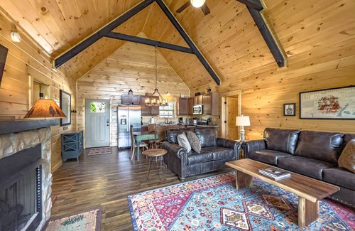 Frenchburg Cabin | Moondance Cabin at Red River Gorge - Hot Tub
