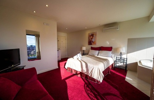 Newhaven Apartment | Moonlight Bay and Gallery Ocean View Suites #1