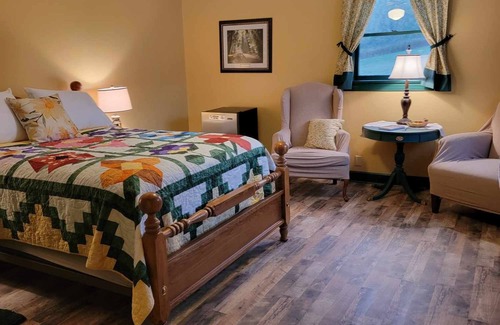 Burks Fork Bed & Breakfast | Moonlight Manor Bed and Breakfast