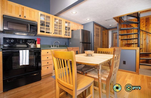 Orkney Springs Cottage | Moonstone Cottage - Perched in the trees!
