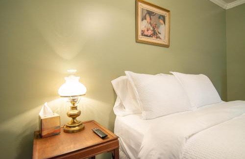 Marlinton Hotel | Moore House Inn & Cabins