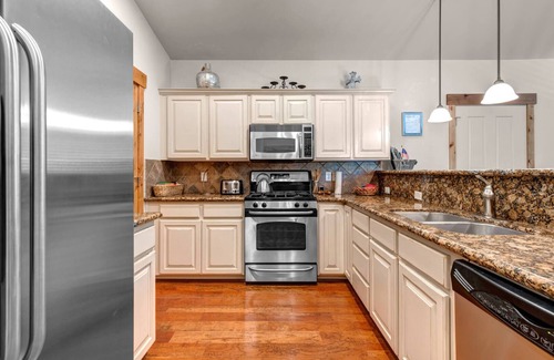 Bear Hollow Village Condo | Moose Mgmt at Bear Hollow 4403 Top Floor-Pool-Hot Tub-Free Shuttle-Clubhouse