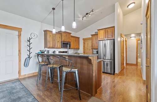 Bear Hollow Village Condo | Moose Mgmt at Bear Hollow 1313: Two King Bed-Fast WiFi-Free BusRoute-DogFriendly