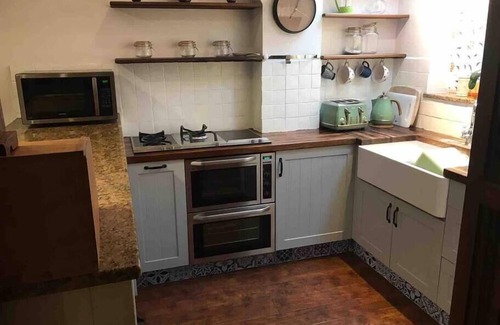 Downton Cottage | Moot View Summary: Mo