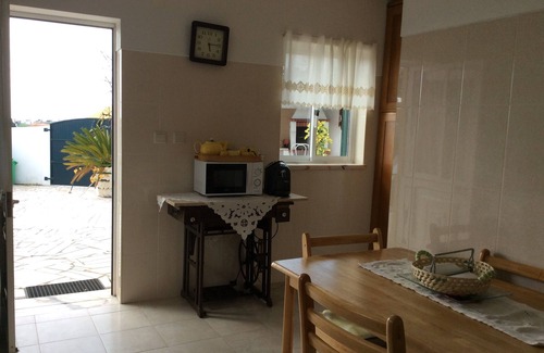 Lourinha House | Moradia das Rosas, 2.5 kms from Areia Branca beach.