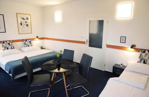 Uherske Hradiste Hotel | Morava 308 manželská postel a třetí lůžko Uherské Hradiště Šafaříkova 855