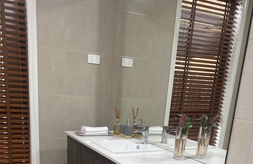 Oakleigh House | Morden & Luxury - Minutes to Shops & Train