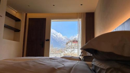 Lijiang House | More Sunshine Villa 猫在雪山下田野里民宿