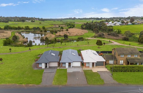 Hamilton House | Moreview Holiday Homes, brand-new modern houses 400m from Hamilton centre.nnn