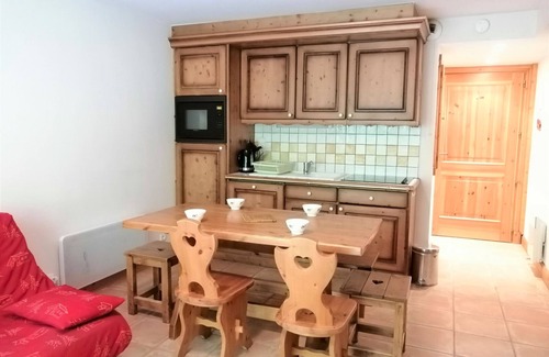 Les Esserts Apartment | Morillon 1100: 2BR, 7 people, pets allowed, parking, Wifi, 50m from slopes