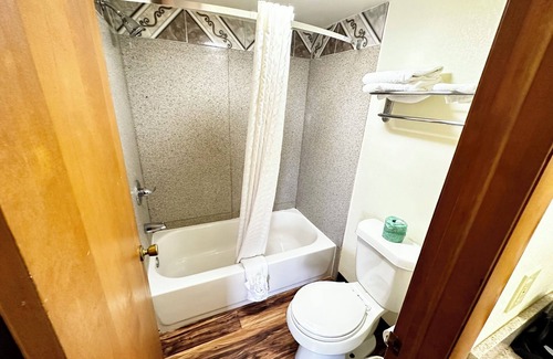 Iola Hotel | Most Affordable Motel Rooms in Iola - Regency Inn iola