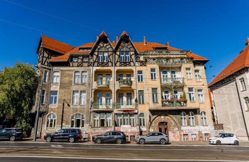 Jezyce Apartment | Most Teatralny Artistic Apartment by BookingHost