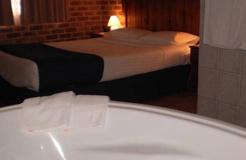 Gorokan Hotel | Motel ∙ 2 bedrooms ∙ 5 guests