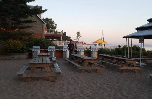 Balm Beach Hotel | Motel ∙ 2 bedrooms ∙ 5 guests