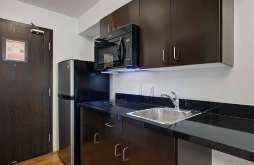 Airdrie Hotel | Motel 6 Airdrie, AB