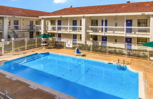 Baytown Hotel | Motel 6-Baytown, TX - Garth Rd