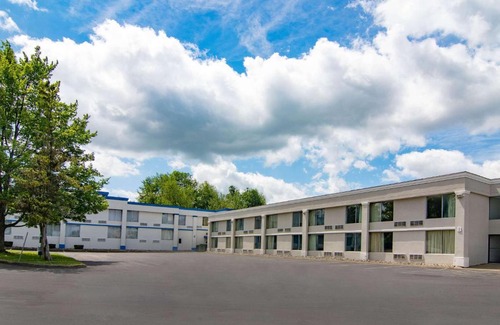 Clarion Hotel | Motel 6-Clarion, PA