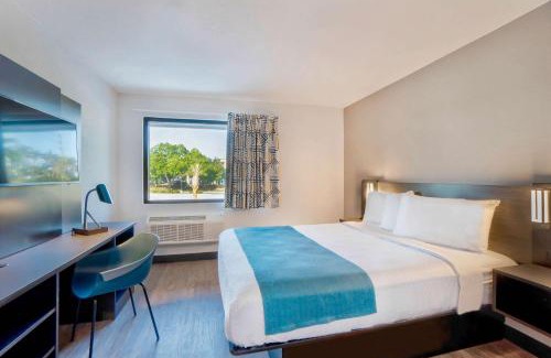 River Oaks Hotel | Motel 6-Fort Lauderdale, FL