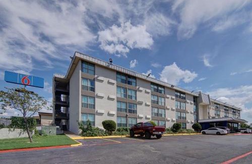West Meadowbrook Hotel | Motel 6-Fort Worth, TX - Downtown East