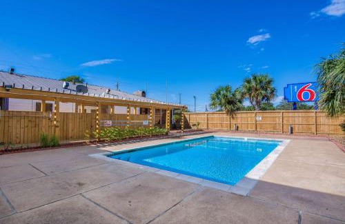 Freeport Hotel | Motel 6-Freeport, TX