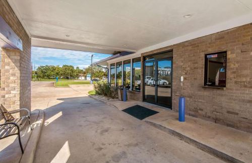 Freeport Hotel | Motel 6-Freeport, TX