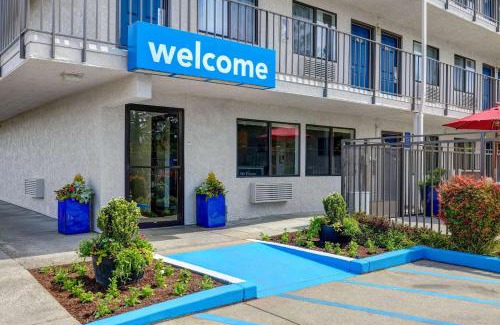 Totem Lake Hotel | Motel 6-Kirkland, WA - North Kirkland