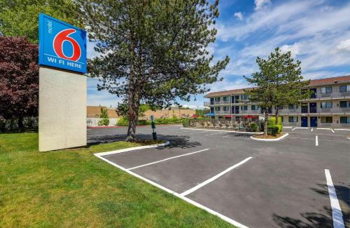 Totem Lake Hotel | Motel 6-Kirkland, WA - North Kirkland