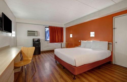 Lakeville Hotel | Motel 6-Lakeville, MN - South - Lakeville