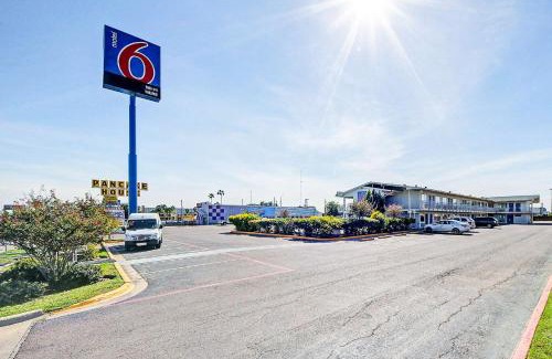 Bonanza Hotel | Motel 6-Laredo, TX - South