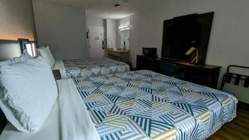 Leominster Hotel | Motel 6-Leominster, MA